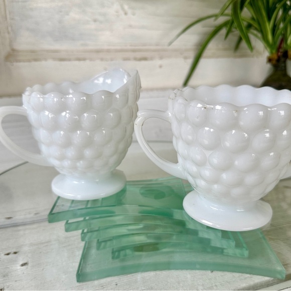 ANCHOR HOCKING, BUBBLE MILK GLASS, SUGAR BOWL & CREAMER SET. - Picture 3 of 11